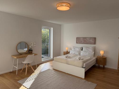 a bedroom with a bed and a desk and a mirror at Modernes Haus in der Nähe des Flüghafens mit WLAN,Parkplatz,Terrasse in Egelsbach