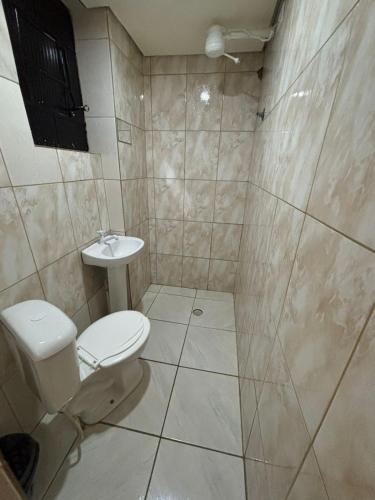a bathroom with a toilet and a sink at Hotel Anoitecer - 100 metros metrô Carandiru, 700 metros Rodoviária do Tietê, 900 metros Aeroporto Campo de Marte, 1,4 km Expor center norte, 1,8 km Distrito do anhembi! Oferecemos como cortesia café da manhã e estacionamento! in São Paulo