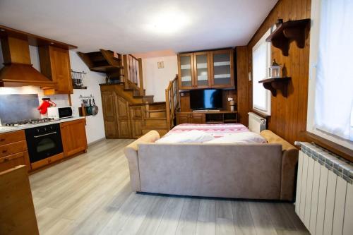 una pequeña cocina con una cama en el medio de una habitación en Casa Liscidini, en Aprica