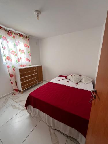 une petite chambre avec un lit et une fenêtre dans l'établissement Apartamento completo -João Pessoa 2 quartos -praia do sol, à João Pessoa