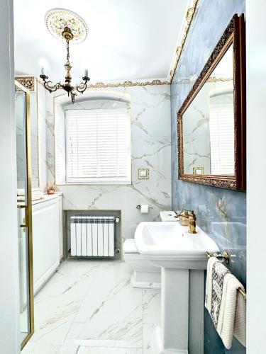 a bathroom with a sink and a mirror at Apartament Królewski in Gniezno