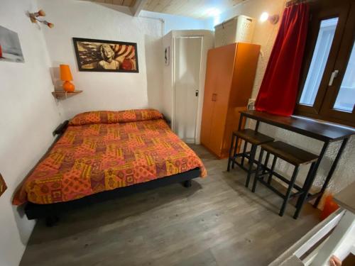 a small bedroom with a bed and a desk at Mini House centro storico Duomo di Pavia in Pavia