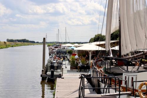 een groep boten aangemeerd op een dok in het water bij Tiny Boat House #4 in Garnwerd