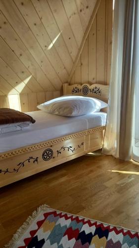 a large bed in a room with a attic at Bachledowy Wierch 1 in Czerwienne