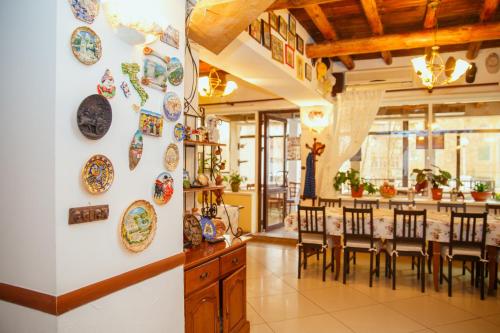 cocina y comedor con platos en la pared en Mini Hotel Venezia en Atyraū