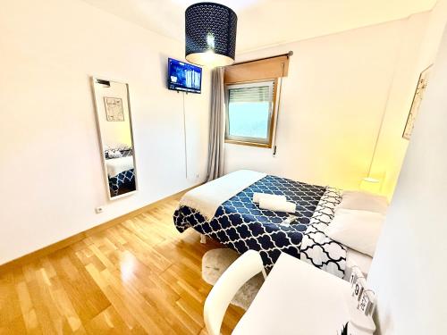 a bedroom with a black and white bed in a room at CC Rooms Porto in Pedrouços