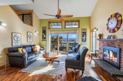 Rainier BeachにあるLarge Lk Washington View Family Homeのソファと暖炉のあるリビングルーム