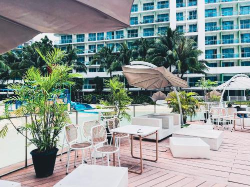 Bazén v ubytování Celestial Shores Staycation at Azure Resort nebo v jeho okolí