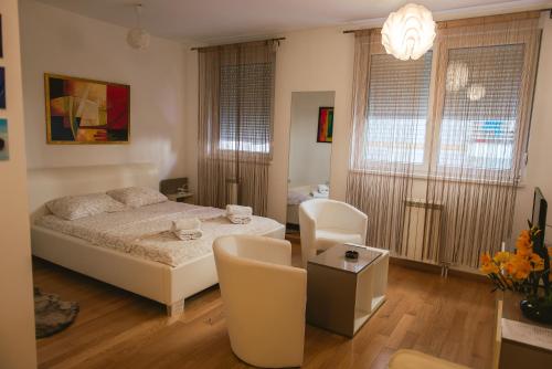 ベオグラードにあるMaja Apartmentのベッドルーム1室(ベッド1台、テーブル、椅子付)