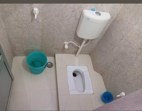 ein kleines Bad mit einem WC und einem Eimer in der Unterkunft Sri Hotel Ganga Couple&Family Friendly in Patna