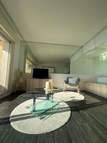 Et tv og/eller underholdning på Beausoleil near Monaco - Cosy Studio with Sea view