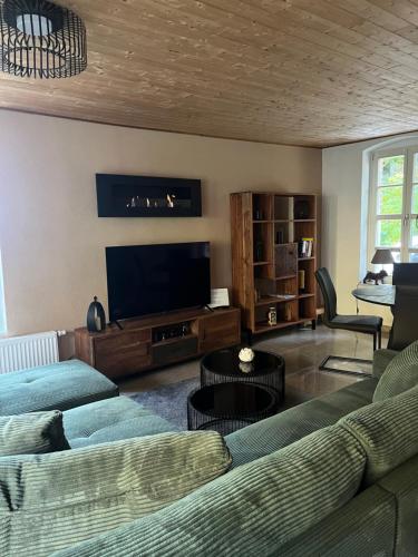 Una sala de estar con un sofá y un televisor de pantalla plana. en Alte Töpferei, en Lutherstadt Wittenberg