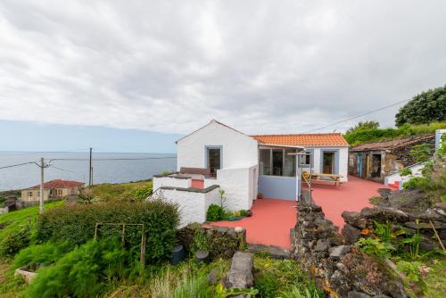 a house on the hill with a view of the ocean at Lobo do Mar in Calheta de Nesquim