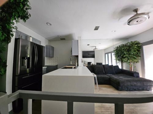 ダラスにあるUrban Treehouseのキッチン、リビングルーム(ソファ、カウンター付)