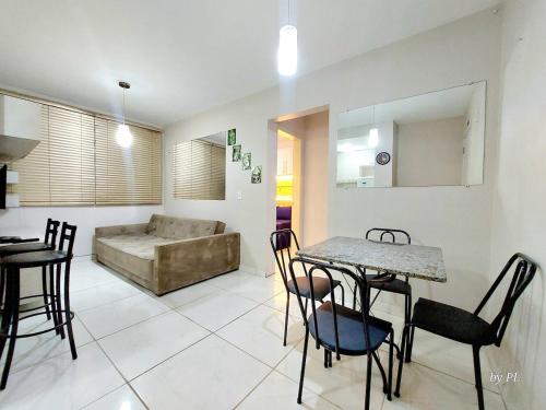 un salon avec un canapé, une table et des chaises dans l'établissement Graciosa Reserva Ipanema, à Porto Alegre