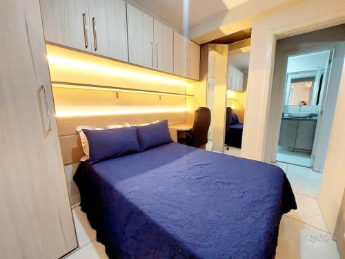 - une chambre avec un lit bleu dans l'établissement Graciosa Reserva Ipanema, à Porto Alegre
