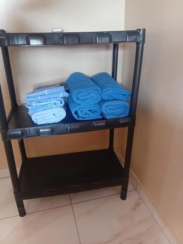 a shelf with blue folded towels on it at Casa c wifi, 2 Qts, 3 camas, ganchos p redes e estacionamento in Santarém
