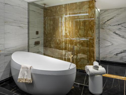 Ένα μπάνιο στο Movenpick Hotel and Residences Riyadh