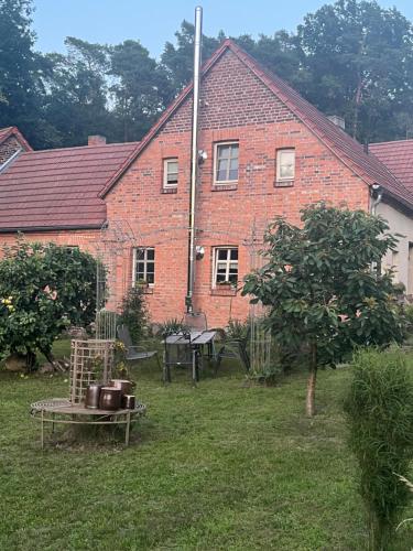 una casa in mattoni rossi con un tavolo da picnic nel cortile di Alte Töpferei a Lutherstadt Wittenberg