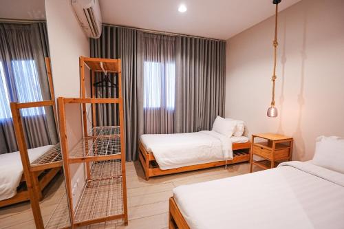 ein kleines Zimmer mit zwei Betten und einer Leiter in der Unterkunft Mabaat-White Pearl Compound 600 C Villa 26 in Dschidda