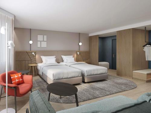 une chambre d'hôtel avec deux lits et une chaise dans l'établissement Fora Hotel Hannover by Mercure, à Hanovre