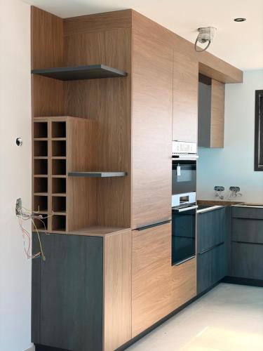 Η κουζίνα ή μικρή κουζίνα στο Chalet APY - Grand chalet neuf avec terrasse, 6 chambres, wifi, balcon, bornes électriques etc