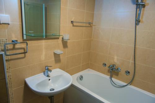 ベオグラードにあるMaja Apartmentのバスルーム(シンク、バスタブ、シャワー付)