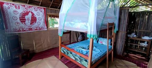 a bedroom with a bunk bed in a room at La Maison de Morgana in Bemoko