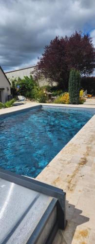 una gran piscina con agua azul en Gite Saint Martin du Boschet, 1h15 de Paris, en Saint-Martin-du-Boschet