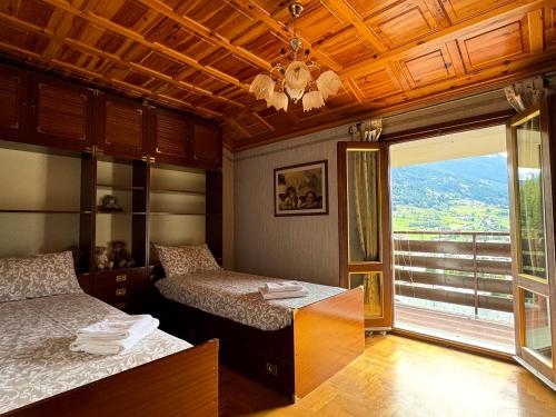 Un pat sau paturi într-o cameră la Stelvio House Bormio -wonderful view slope front