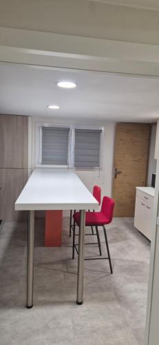 LucéにあるRué de Romeのテーブルと椅子2脚が置かれた空の部屋