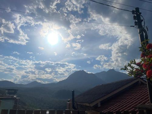 Nespecifikovaný výhled na hory nebo výhled na hory při pohledu z prázdninového domu