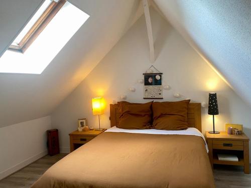 a bedroom with a bed in the attic at Charmant appartement au coeur du centre-ville in Dives-sur-Mer