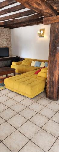 Un dormitorio con una gran cama amarilla en una habitación. en Gite Saint Martin du Boschet, 1h15 de Paris, en Saint-Martin-du-Boschet