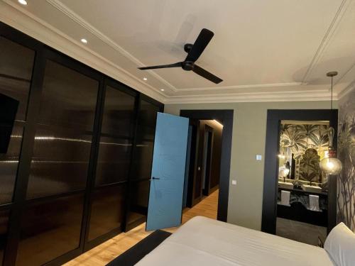 a room with a ceiling fan and a bed at DREAMS by Urdaibai Experience in Bilbao