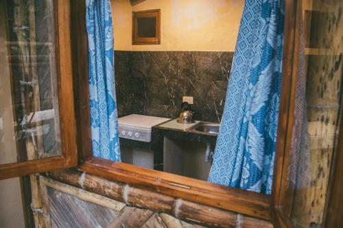 モンタニタにあるHostal Rosa Místicaの小さなバスルーム(シンク、カウンター付)