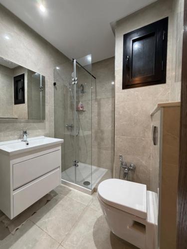 Phòng tắm tại Ain Zaghouen Tunis proche Aeroport - luxueux style parisien