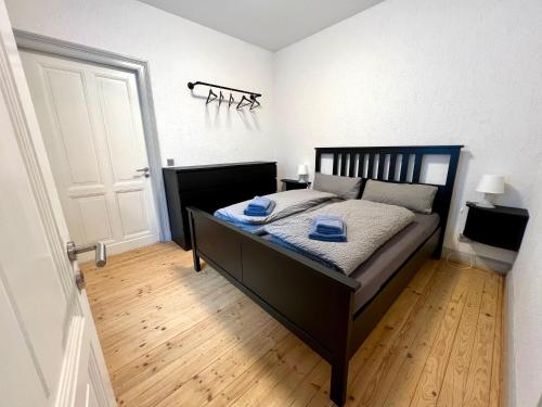 a bedroom with a bed with two towels on it at Ferienwohnungen im Zentrum von Mönchengladbach in Mönchengladbach