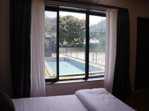 Πισίνα στο ή κοντά στο HomeGround Sector 89 -3 BHK Villa