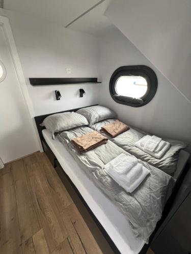 Postel nebo postele na pokoji v ubytování Houseboat Zegrze