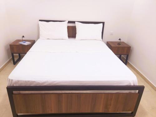 a bedroom with a bed with two night stands at Reposant in Bin Rhilouf