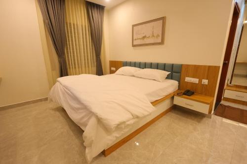 Ένα ή περισσότερα κρεβάτια σε δωμάτιο στο The Royal Pavilion Hotel