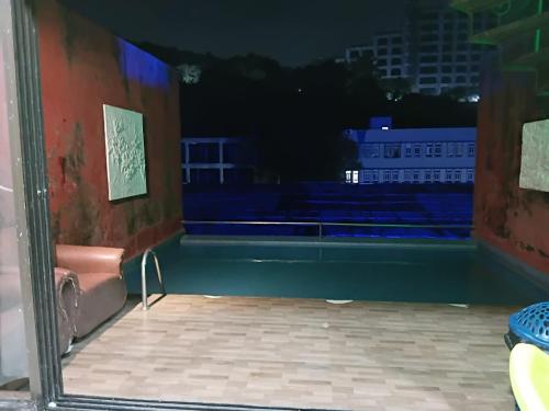 een kamer met uitzicht op een balkon in de nacht bij Z villas in Mumbai