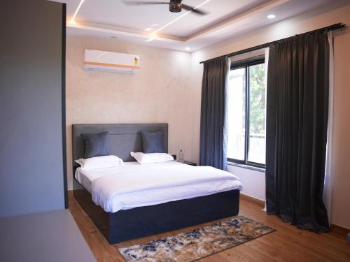 Ένα ή περισσότερα κρεβάτια σε δωμάτιο στο HomeGround Sector 89 -1RK