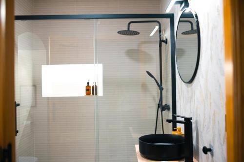 赫雷斯-德拉弗龙特拉El Olivar de Baro的带玻璃门淋浴间的浴室