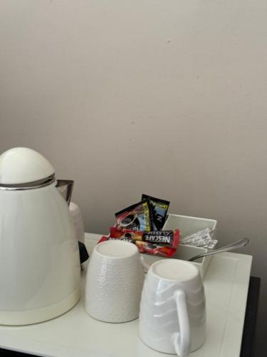 ワディ・ラムにあるLMA Rum Luxury Campのカウンターの上の白いティーケトルとカップ