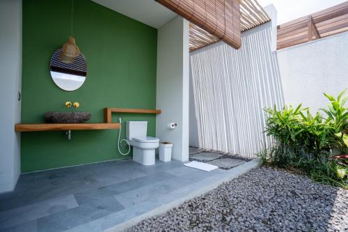 Ένα μπάνιο στο Nyuh Lengkong Beachfront Boho-Chic Villa with Private Jacuzzi