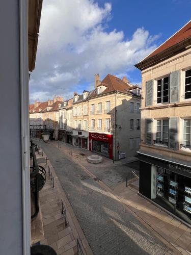 an empty street in a city with buildings at Design et Charme en Centre Ville - 2 Chambres Doubles - Parking Public Gratuit in Avallon