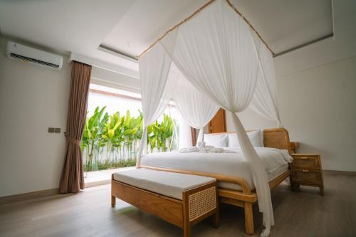 Ένα ή περισσότερα κρεβάτια σε δωμάτιο στο Nyuh Lengkong Beachfront Boho-Chic Villa with Private Jacuzzi