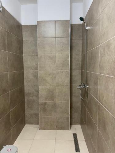 TiraneThe 5 Maji Escape的浴室里有玻璃门的淋浴间